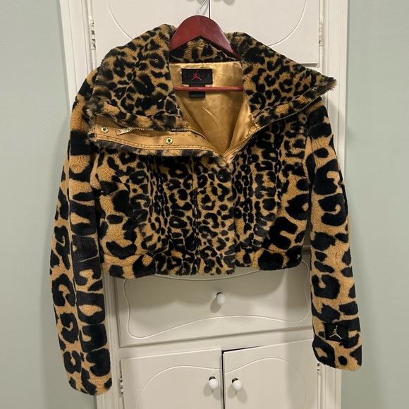 JORDAN Court-to-Runway Animal Print Convertible Faux Fur Jacket - Picture 5 of 6